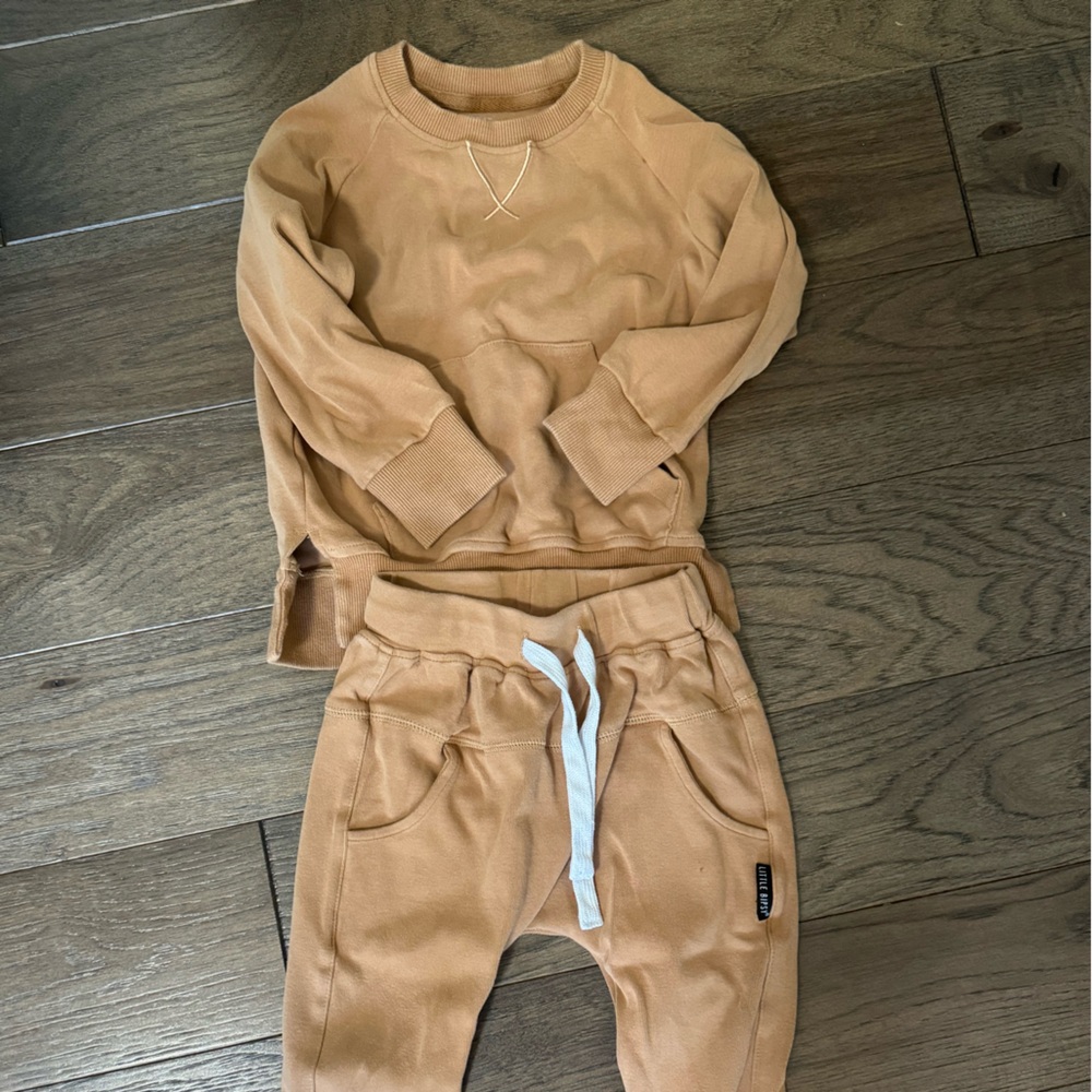 2-3T bundle (top and bottom jogger and sweater set) and black joggers.